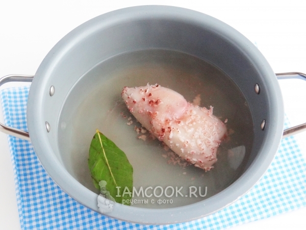 Положить кальмара в воду