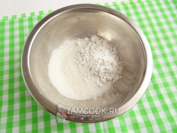 Соединить сахар и крахмал