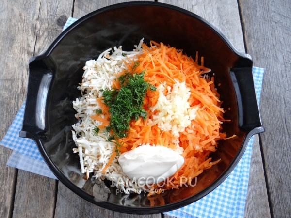 Положить майонез