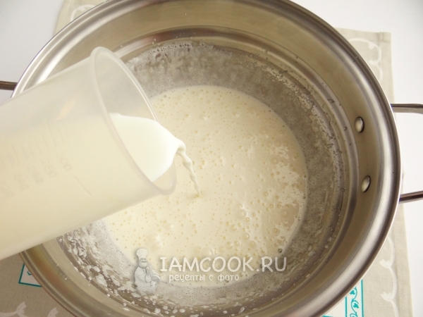 Влить молоко