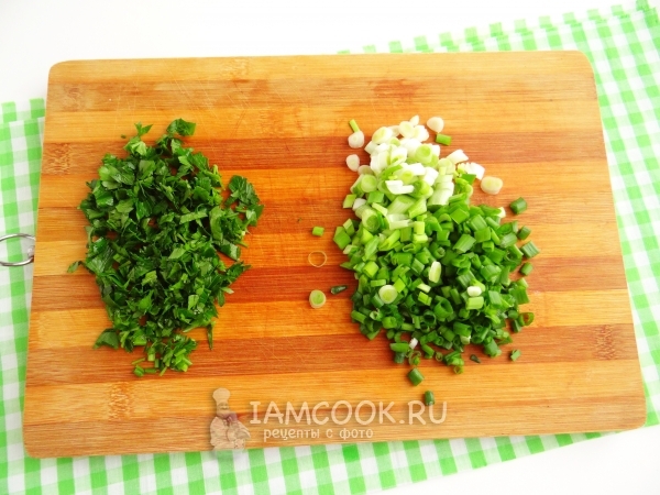 Порезать лук и петрушку