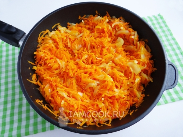 Обжарить морковь с луком