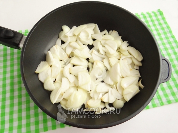 Положить лук на сковороду