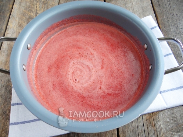 Нагреть клубничную массу
