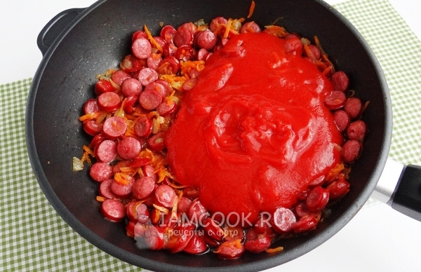 Положить мякоть томатов