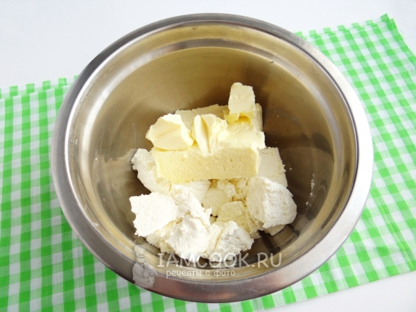 Соединить творог с маслом