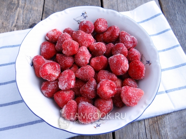 Положить ягоды в миску