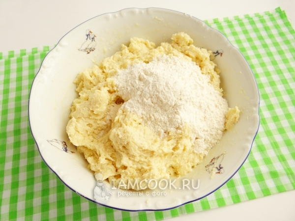 Всыпать в тесто муку