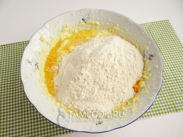 Всыпать муку