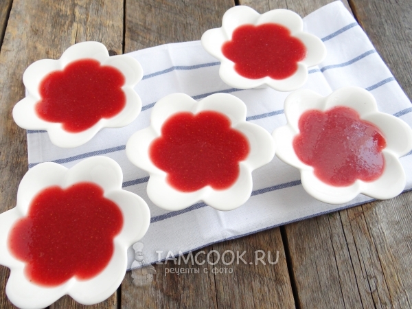 Разлить желе по формочкам