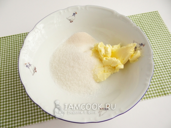 Соединить масло с сахаром