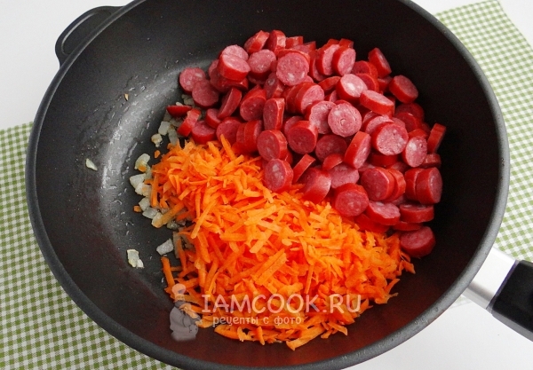 Добавить морковь и колбасу