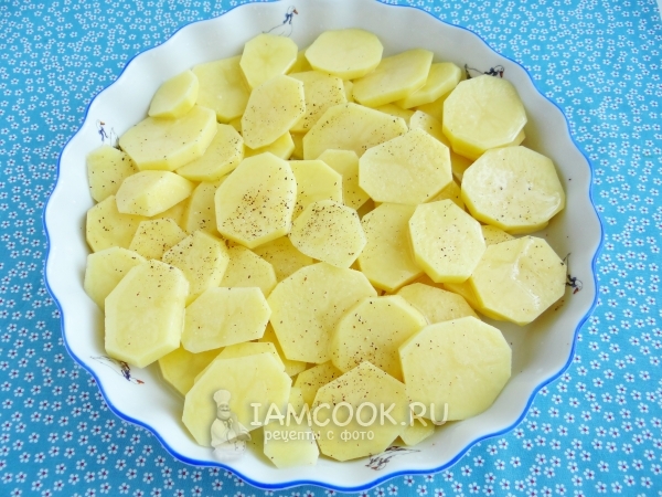 Картофель посолить и поперчить