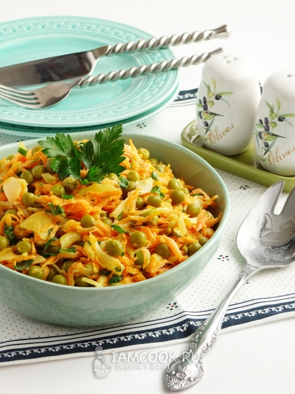 Салат с жареной морковью и луком