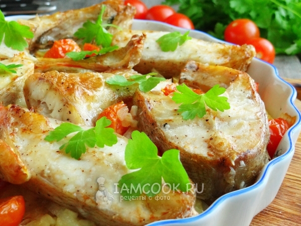 Готовый окунь с картошкой в духовке