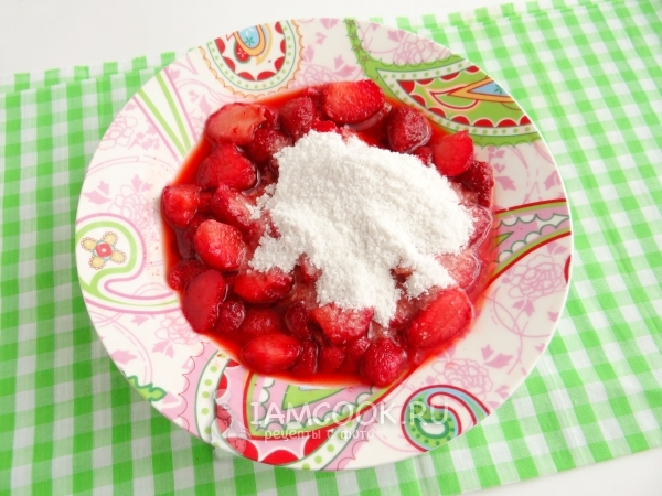 Всыпать крахмал и сахар в клубнику