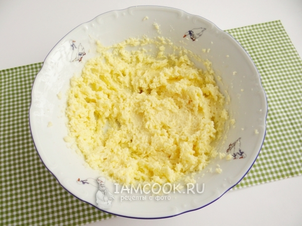 Взбить масло с сахаром