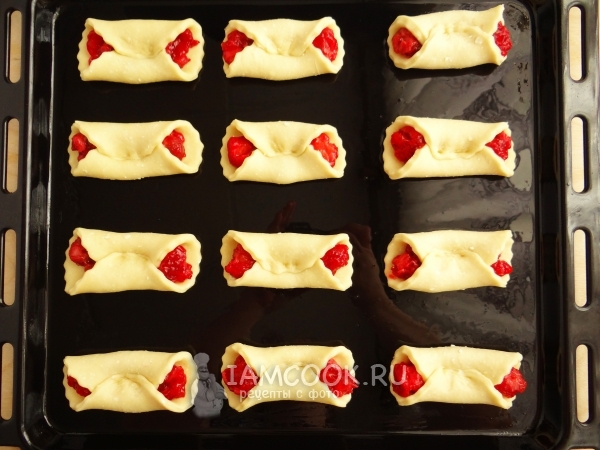 Выложить заготовки на противень