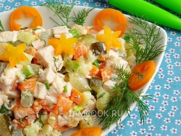 Вкусный салат с копченой курицей, морковью и соленым огурцом