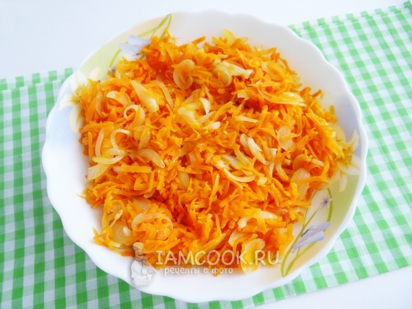 Переложить лук и морковь в тарелку