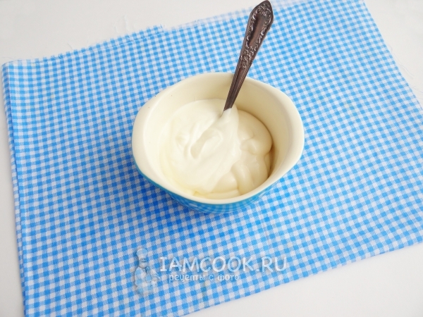 Соединить сметану с майонезом