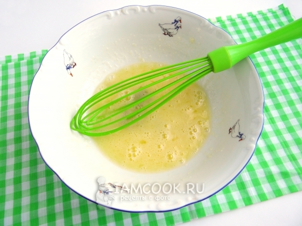 Взбить яйцо с сахаром