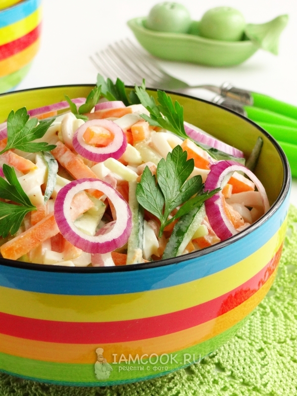 Готовый салат из кальмаров с морковью и огурцом