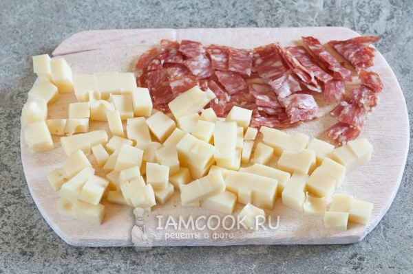 Порезать колбасу и сыр
