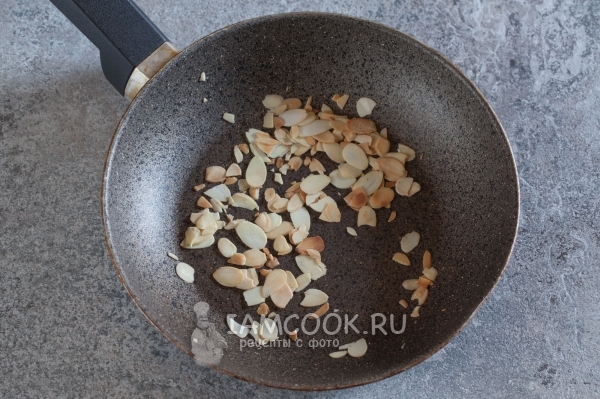 Обжарить миндаль
