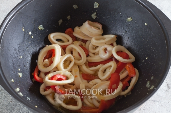 Положить к овощам кальмаров