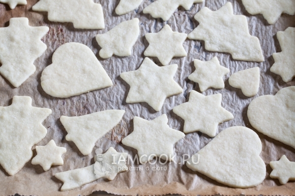 Вырезать из теста фигурки