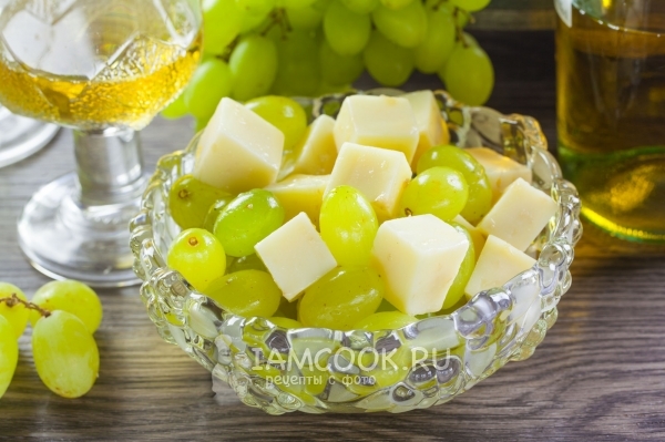 Рецепт салата с виноградом и сыром