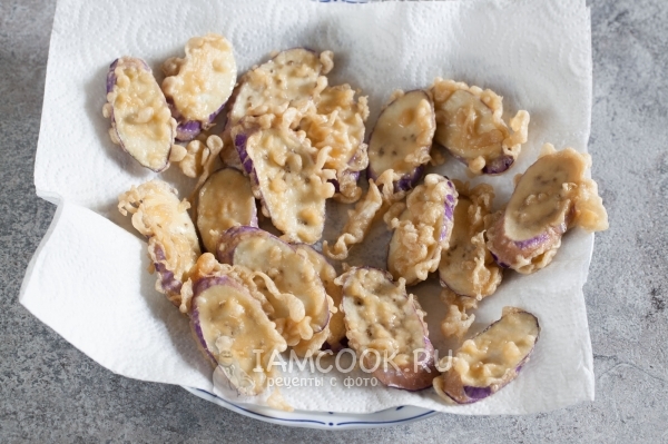 Выложить баклажаны на салфетку