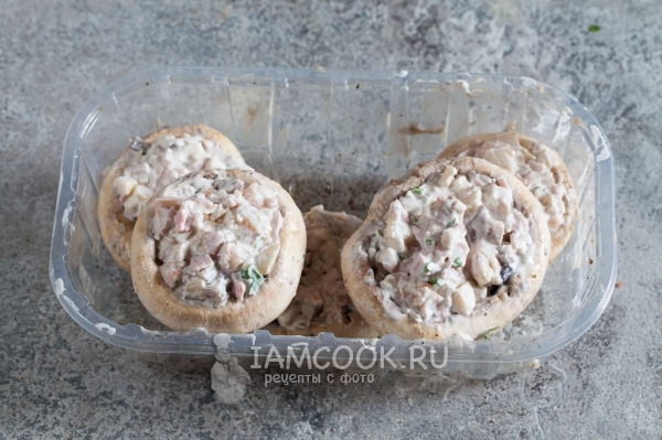 Нафаршировать шампиньоны