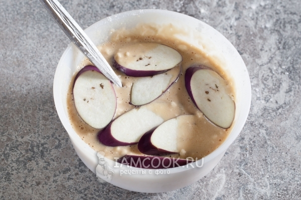 Положить баклажаны в кляр