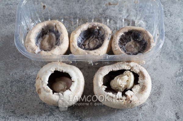 Смазать грибы майонезом