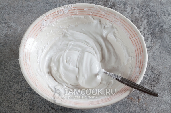 Приготовить белую глазурью