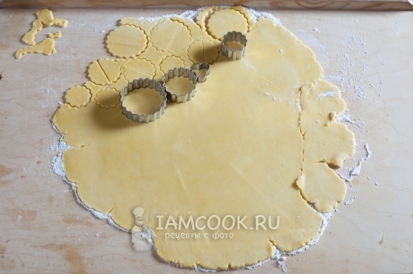 Вырезать из теста фигурки