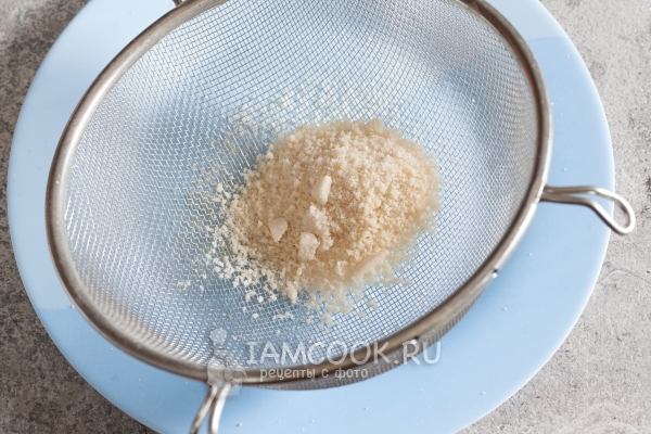Просеиваем миндальную муку