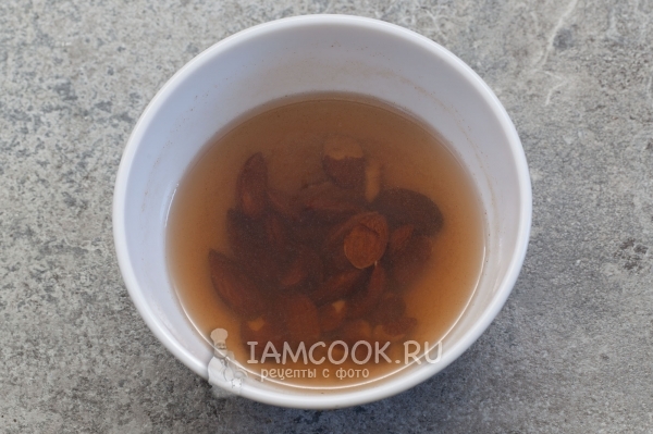 Заливаем кипятком горький миндаль