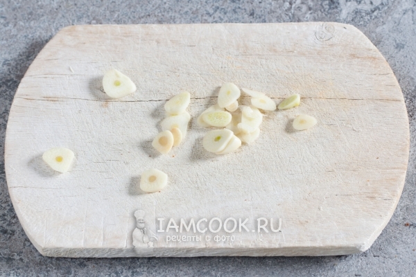 Порезать чеснок