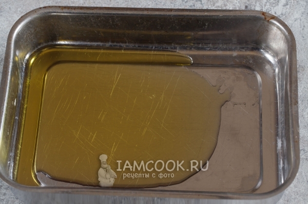 Влить в форму масло