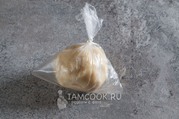 Положить тесто в пакет