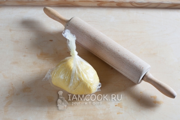 Завернуть тесто в пакет