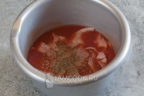 Положить в томатный сок колбасу и специи