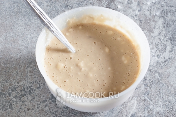 Всыпать муку и крахмал