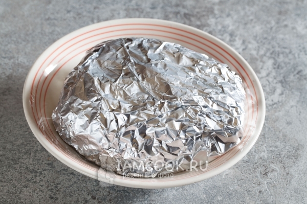 Завернуть мясо в фольгу