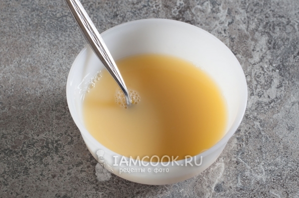 Взбить яйцо с водой