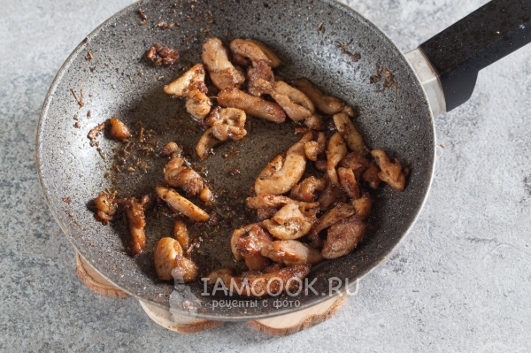 Обжарить куриное филе