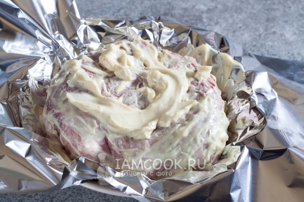 Смазать мясо майонезом